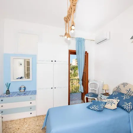 Genny And Emily Nyaraló Positano