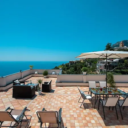 Genny And Emily Nyaraló