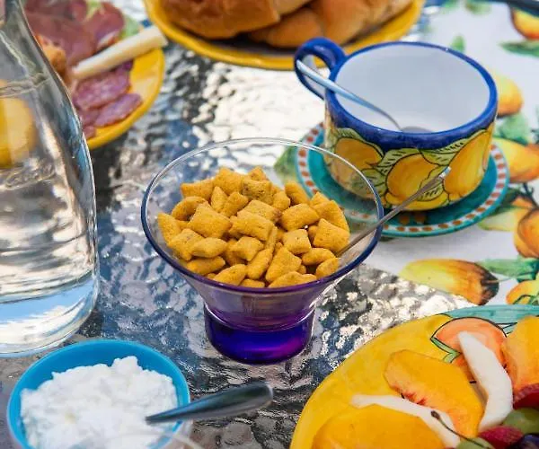 Genny And Emily Nyaraló Positano